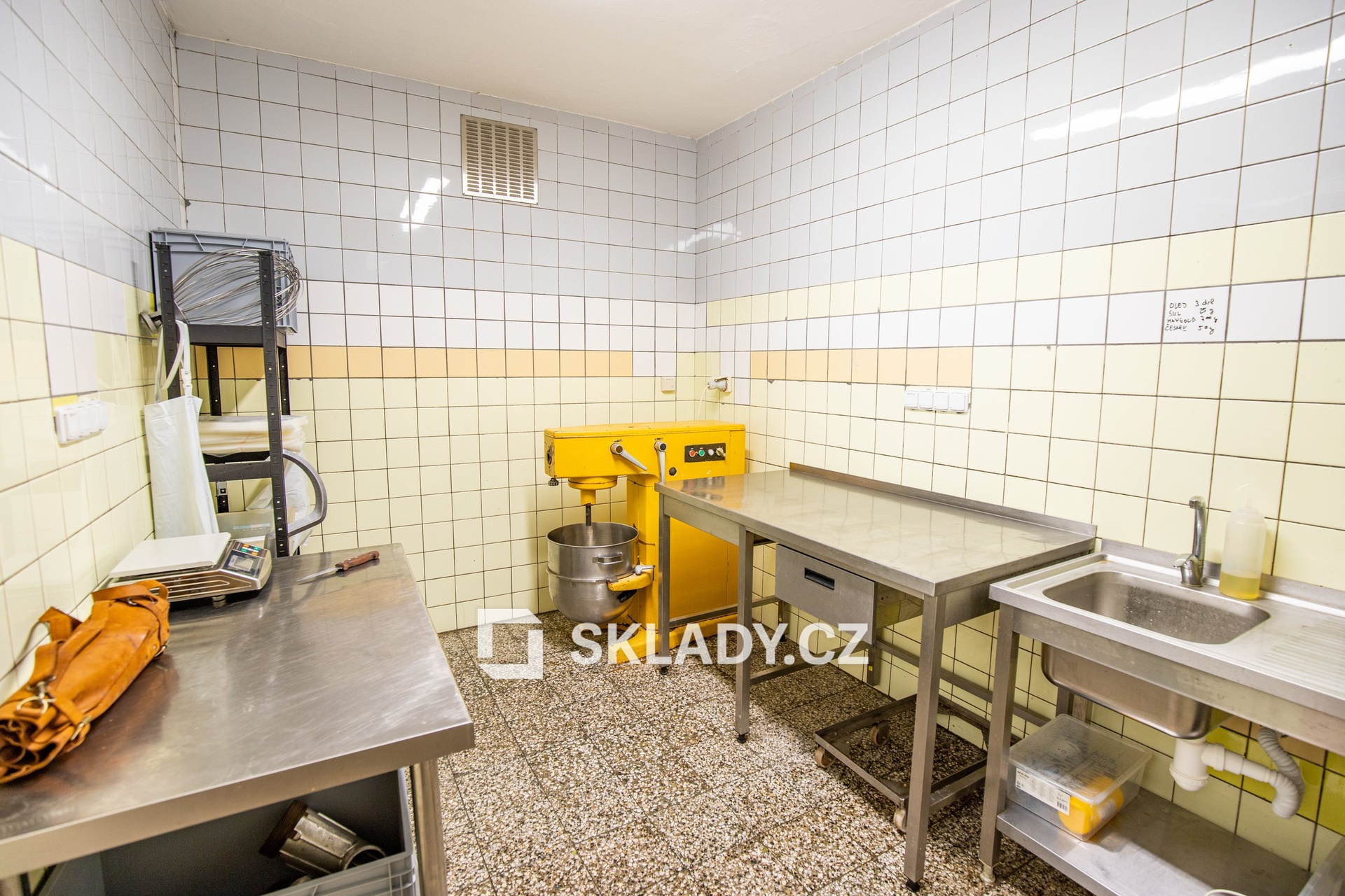 sklad 300 m2.