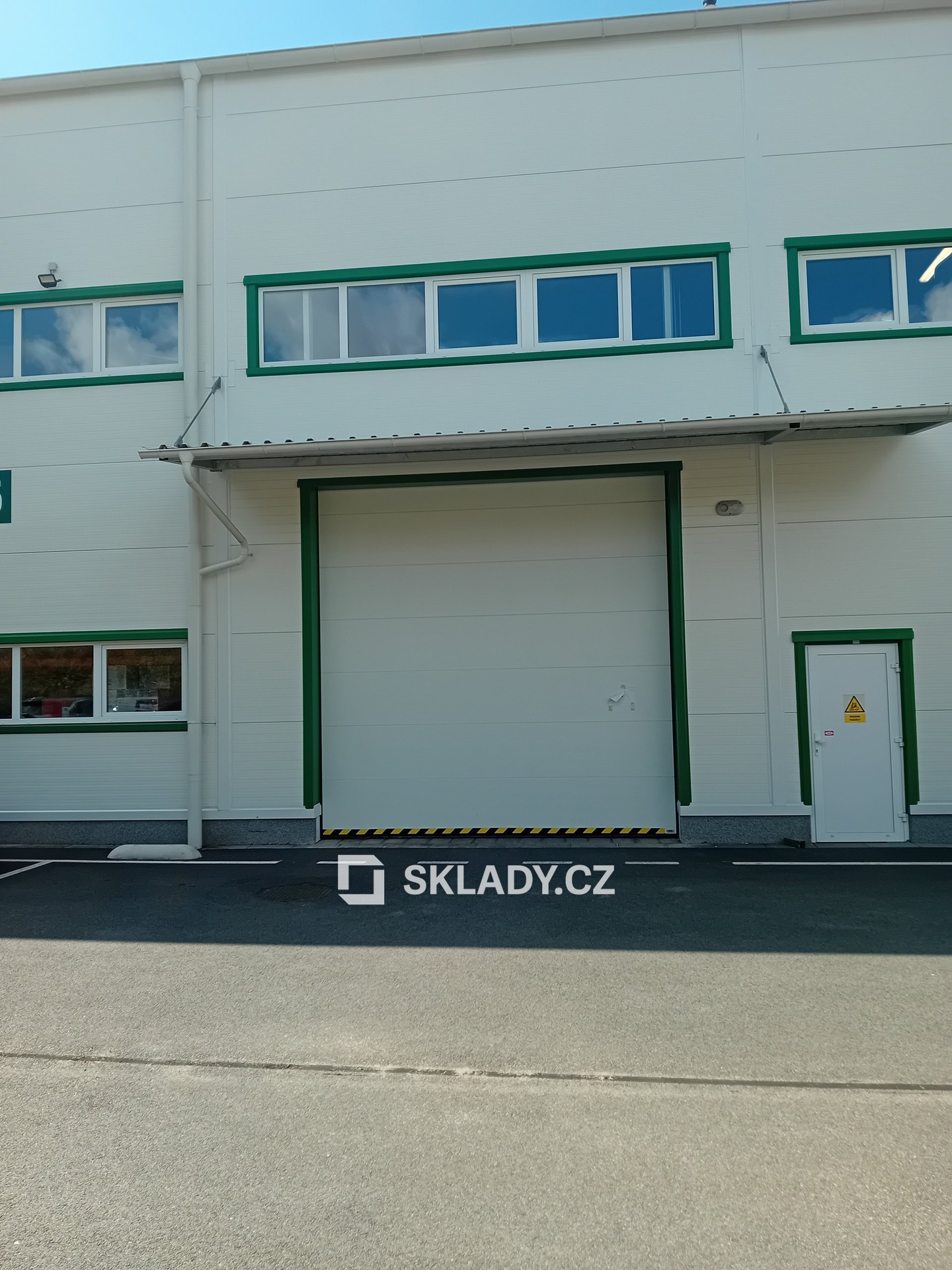 Vrata z úrovně terénu