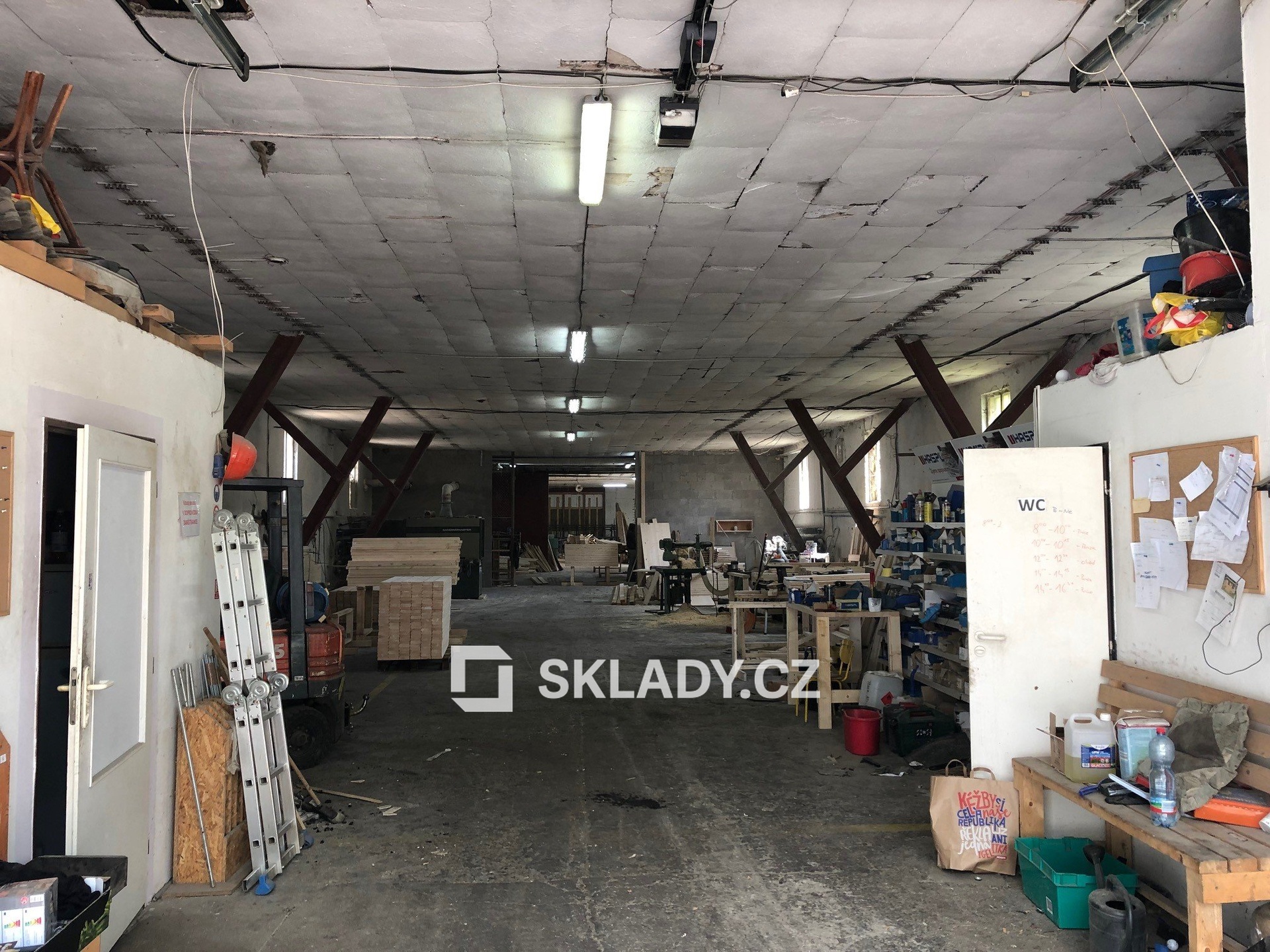 sklad 700 m2.