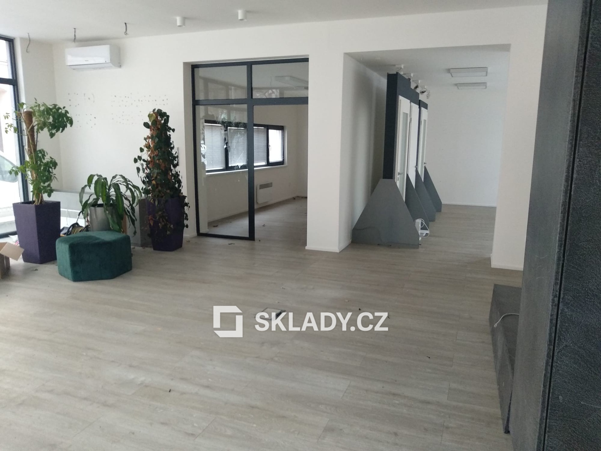 Showroom 150 m 2  (2)