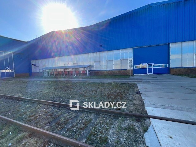hala +600 m2 ...