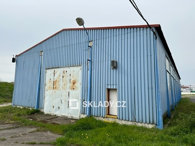 sklad 815 m2 - vjezd