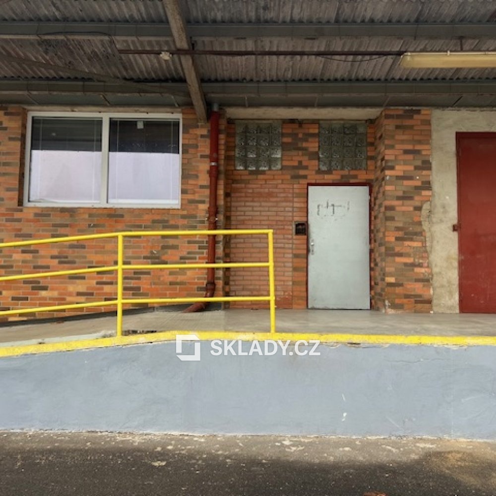 sklad 482 m2 - rampa