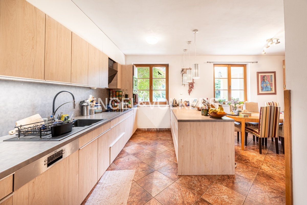 Pronájem rodinného domu 340 m² – pohled 2