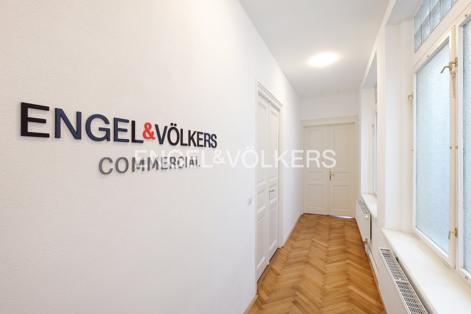 F_0165_A02_9317_R_exposé_(2008x1339px)