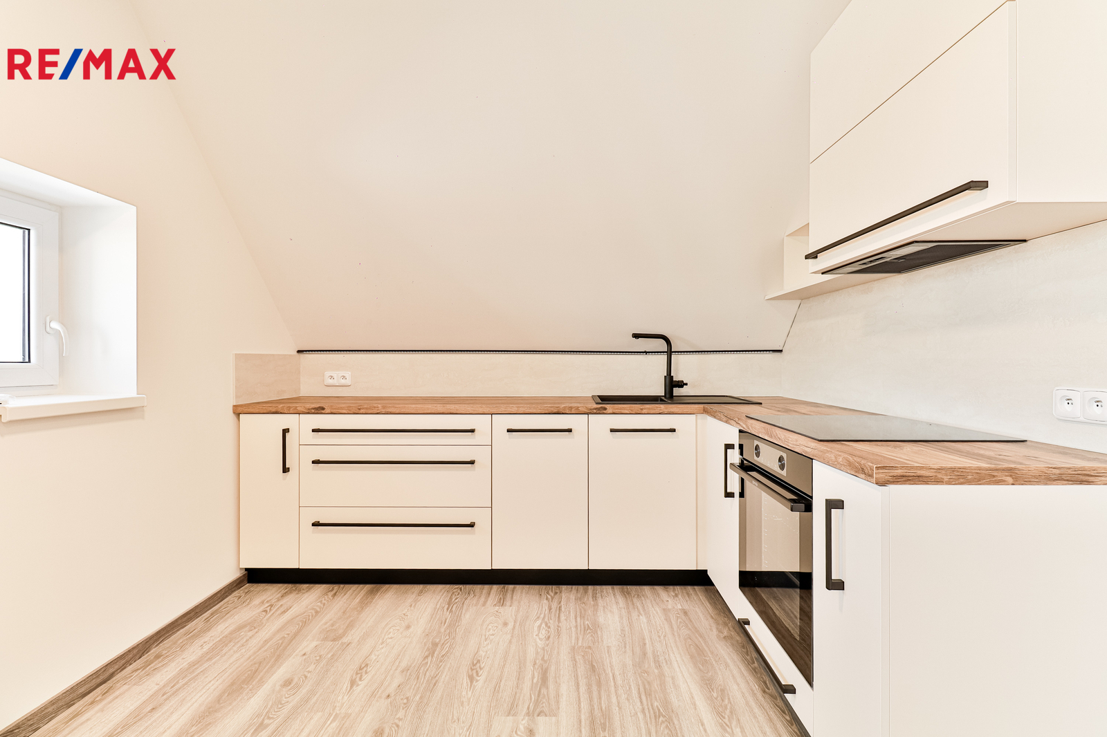 +420 739 604 767 I www.vaclavadamcik.cz I vaclav.adamcik@re-max.cz I pronájem bytu 2+kk Kaňovice