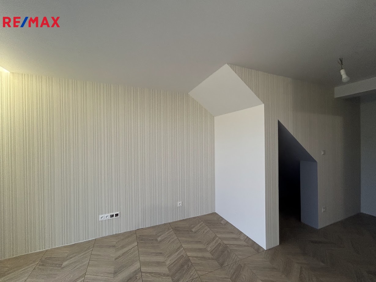 +420 776 335 999, ladislav.urbancik@re-max.cz