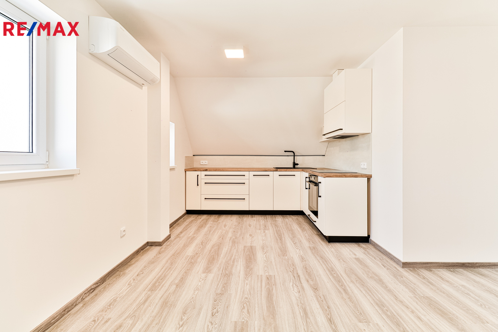 +420 739 604 767 I www.vaclavadamcik.cz I vaclav.adamcik@re-max.cz I pronájem bytu 2+kk Kaňovice