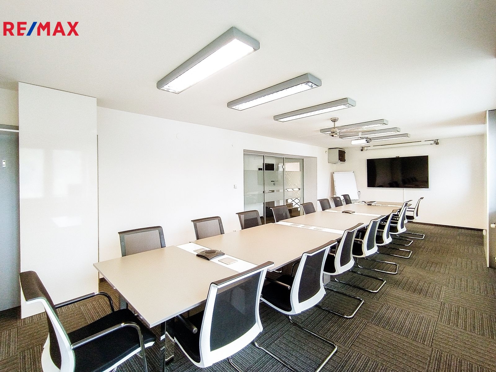 +420 739 604 767 I www.vaclavadamcik.cz I vaclav.a