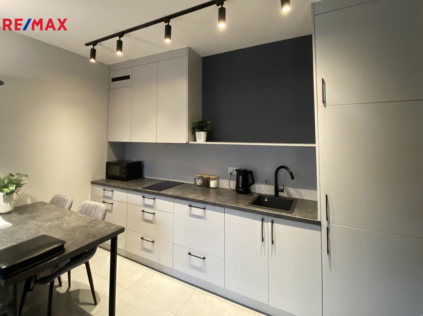 +420 776 335 999, ladislav.urbancik@re-max.cz