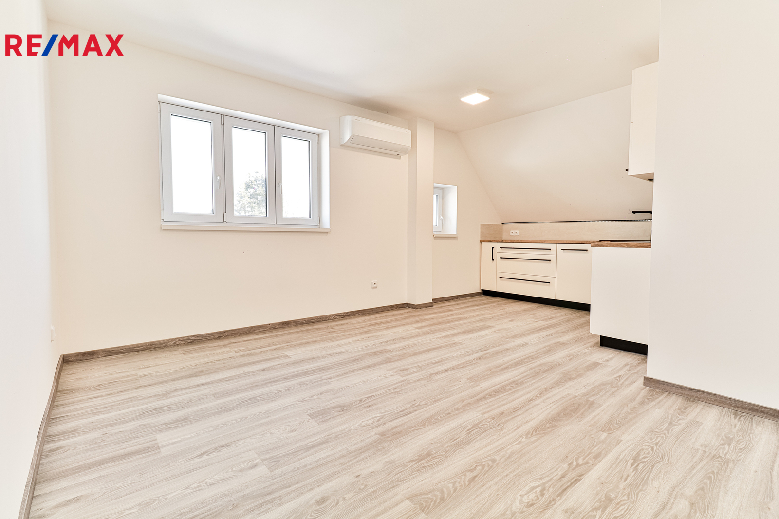 +420 739 604 767 I www.vaclavadamcik.cz I vaclav.adamcik@re-max.cz I pronájem bytu 2+kk Kaňovice