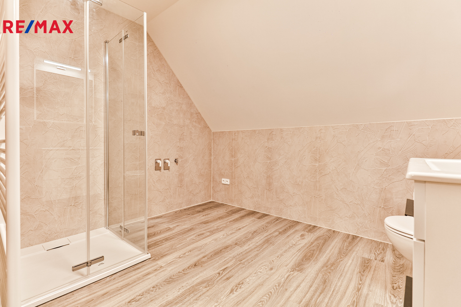 +420 739 604 767 I www.vaclavadamcik.cz I vaclav.adamcik@re-max.cz I pronájem bytu 2+kk Kaňovice