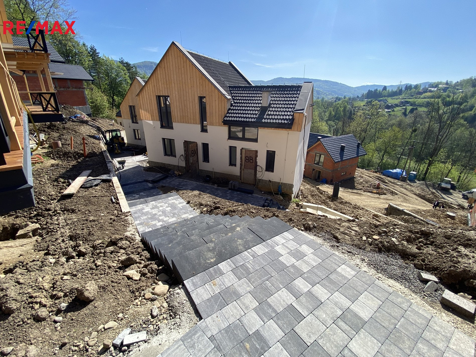 +420 776 335 999, ladislav.urbancik@re-max.cz
