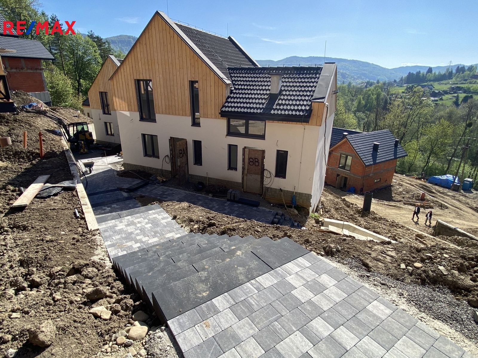 +420 776 335 999, ladislav.urbancik@re-max.cz