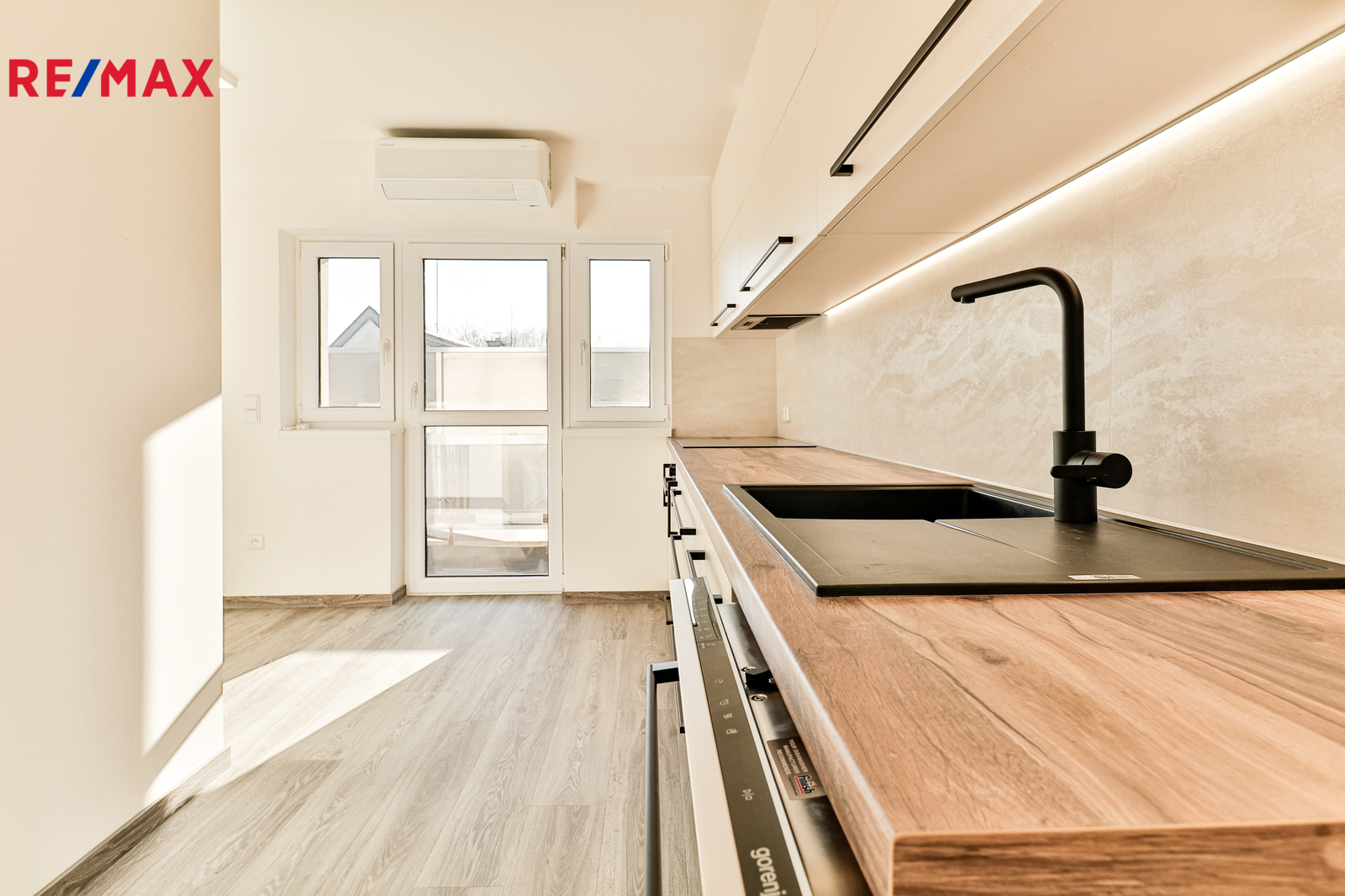 +420 739 604 767 I www.vaclavadamcik.cz I vaclav.adamcik@re-max.cz I pronájem bytu 3+kk Kaňovice