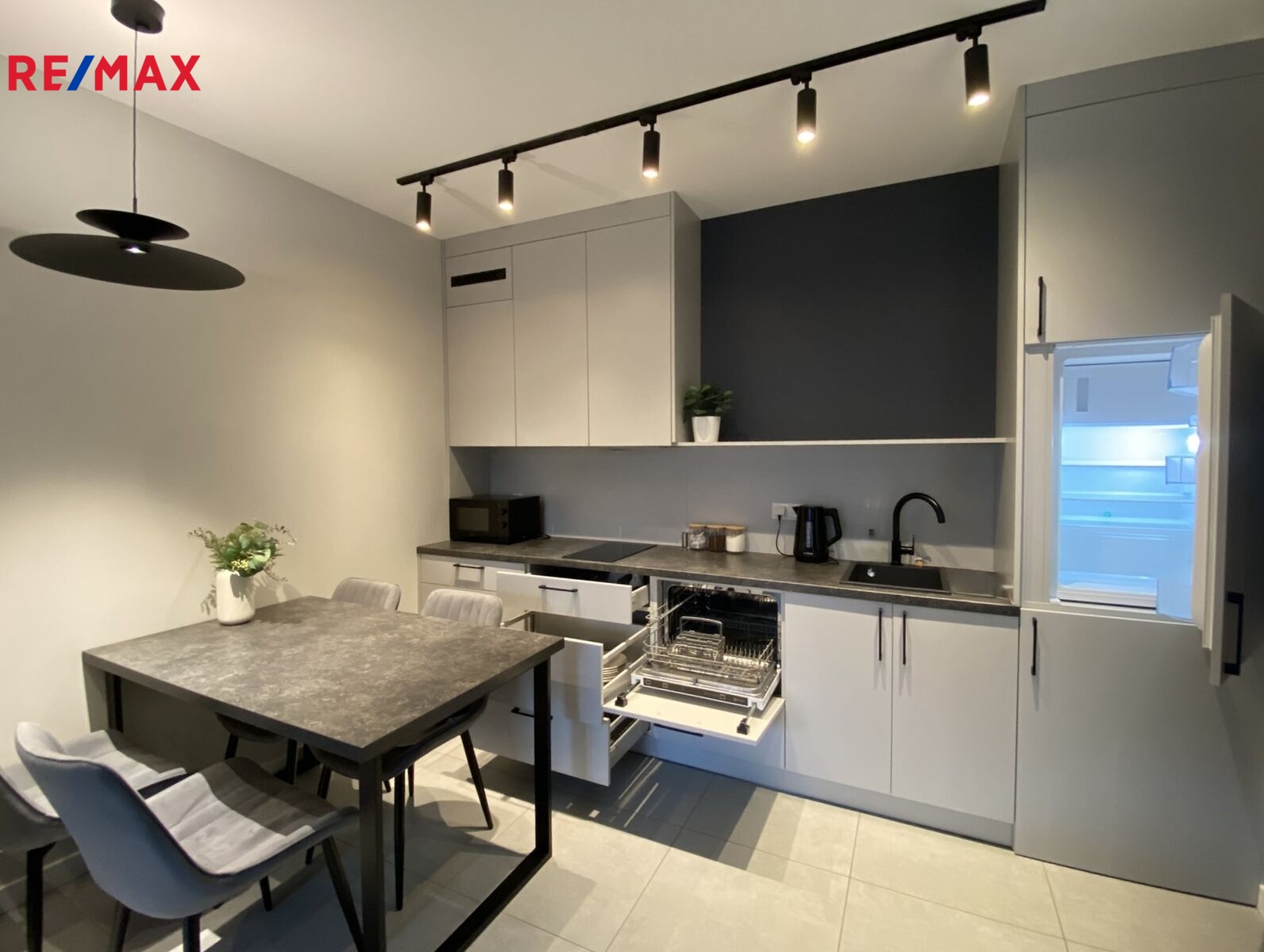 +420 776 335 999, ladislav.urbancik@re-max.cz