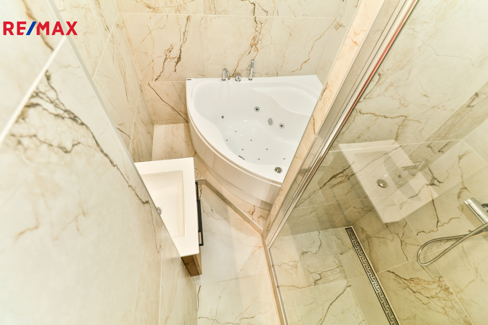 +420 739 604 767 I www.vaclavadamcik.cz I vaclav.a