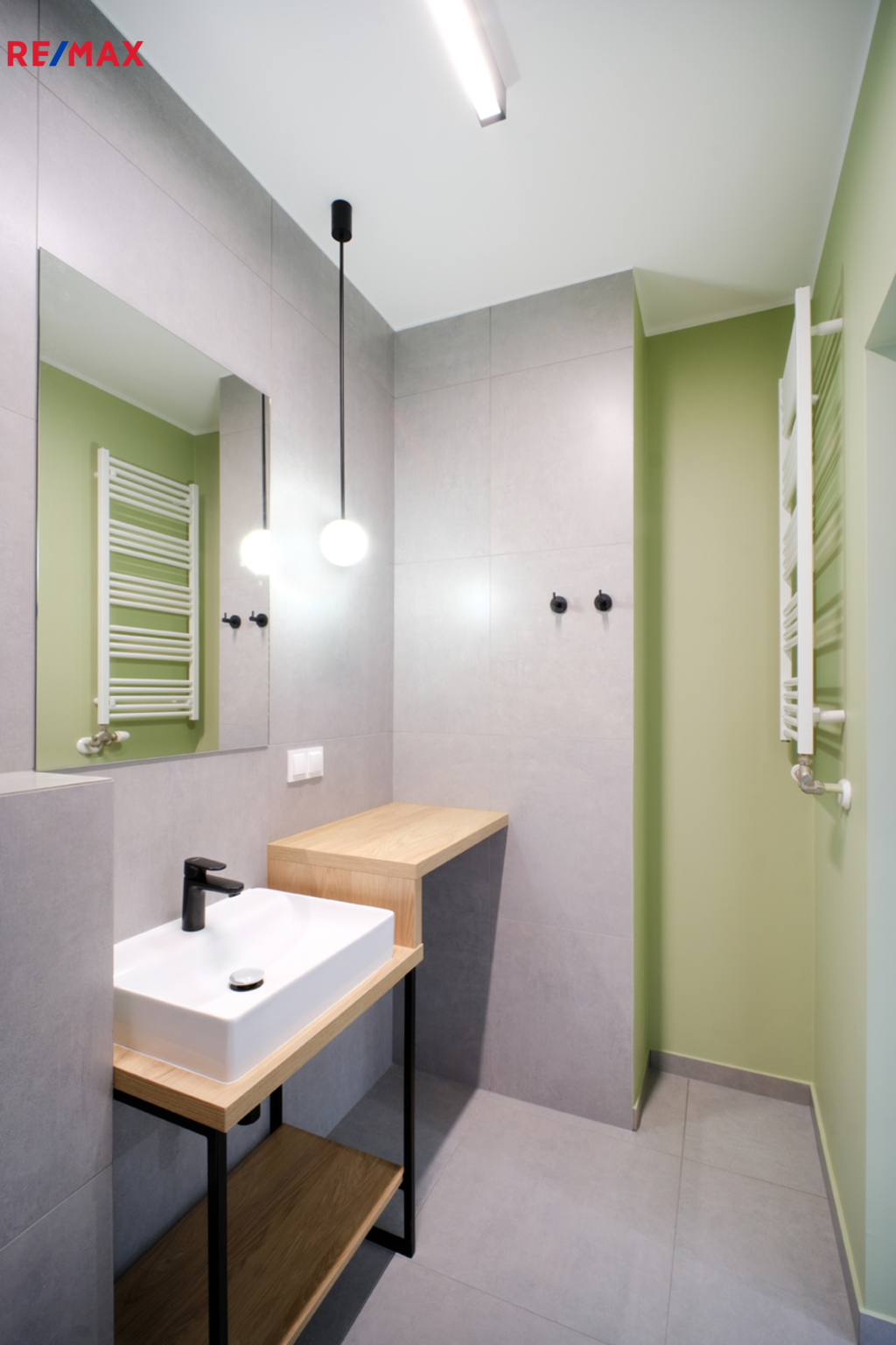 +420 776 335 999, ladislav.urbancik@re-max.cz