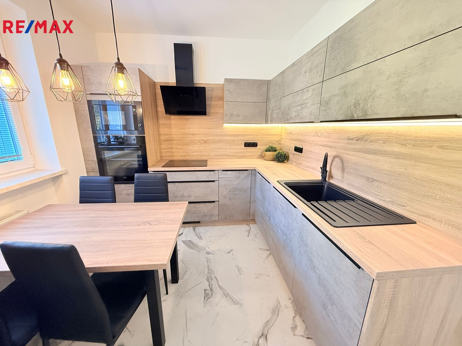 +420 604 191 744 I denisa.myslivcova@re-max.cz