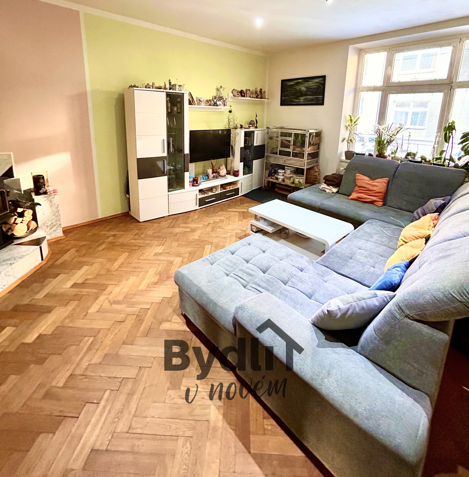 F3208300-7EC7-4867-8121-59D3F8E6E1E3_1_201_a