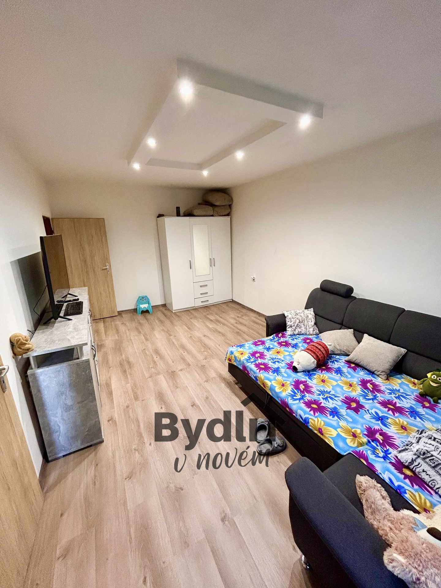 A0B6E2D9-7616-418B-9D08-CFF2C2B7A3D7_1_201_a