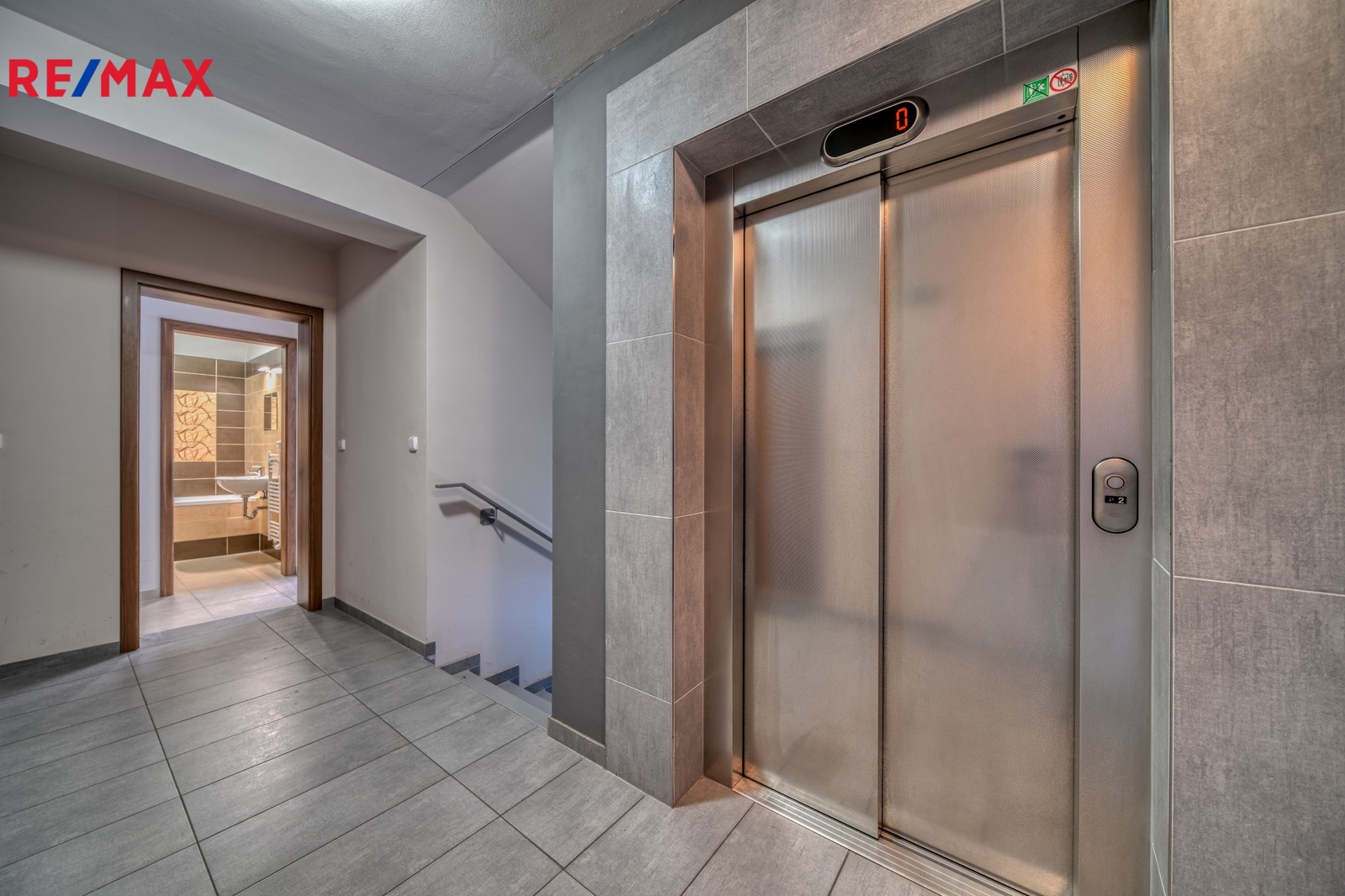 pohled k bytu od výtahu