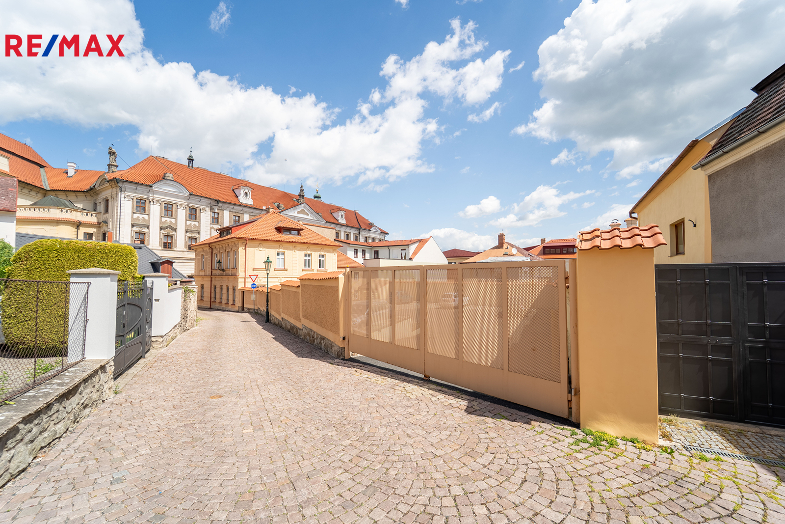 boční ulice k domu + vjezd na parkovací plochu