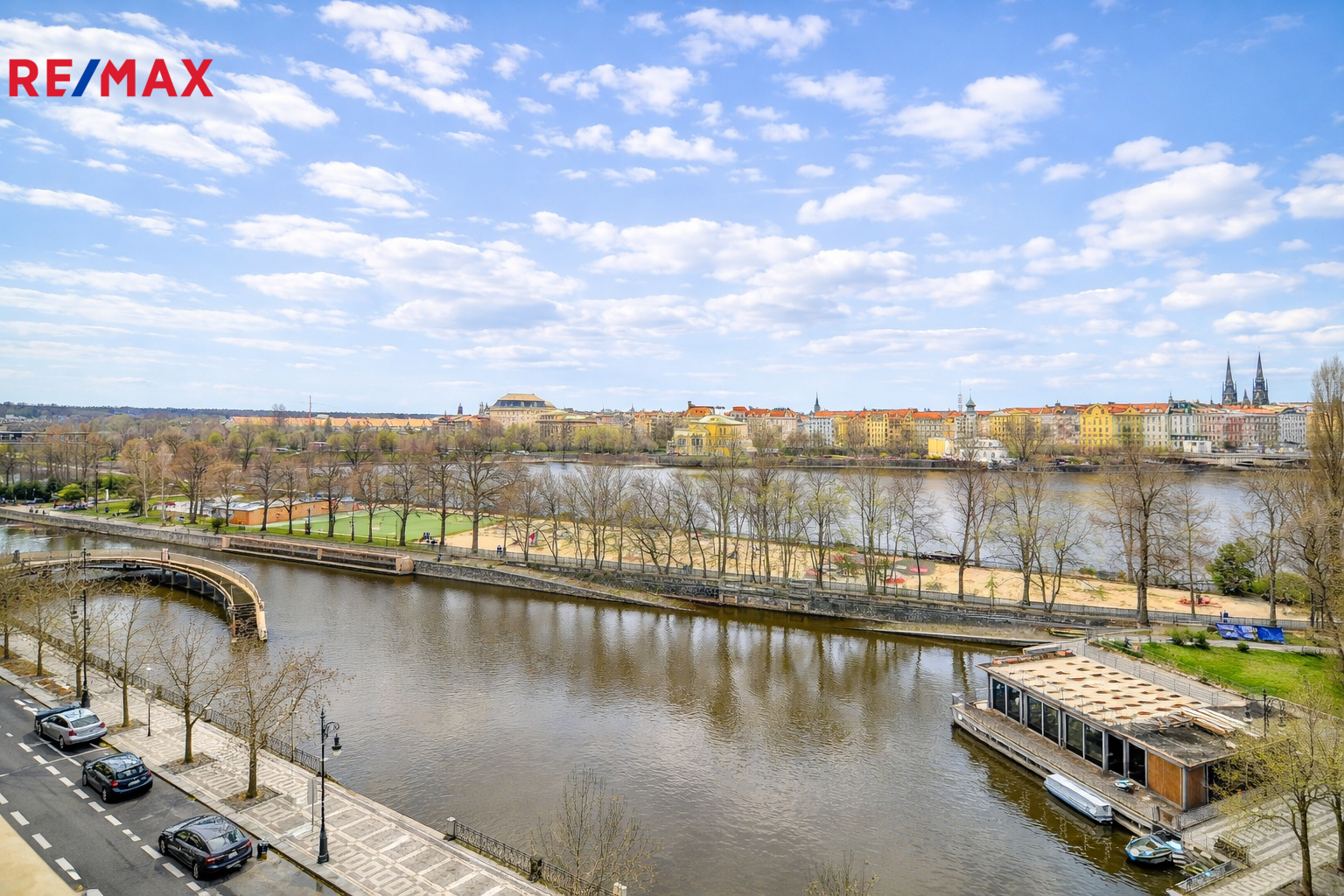 pohled z okna na Dětský ostrov a Národní divadlo