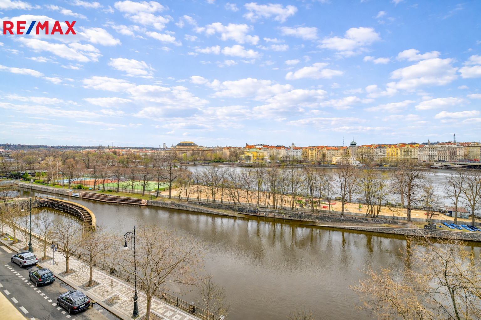 pohled z okna na Dětský ostrov a Národní divadlo