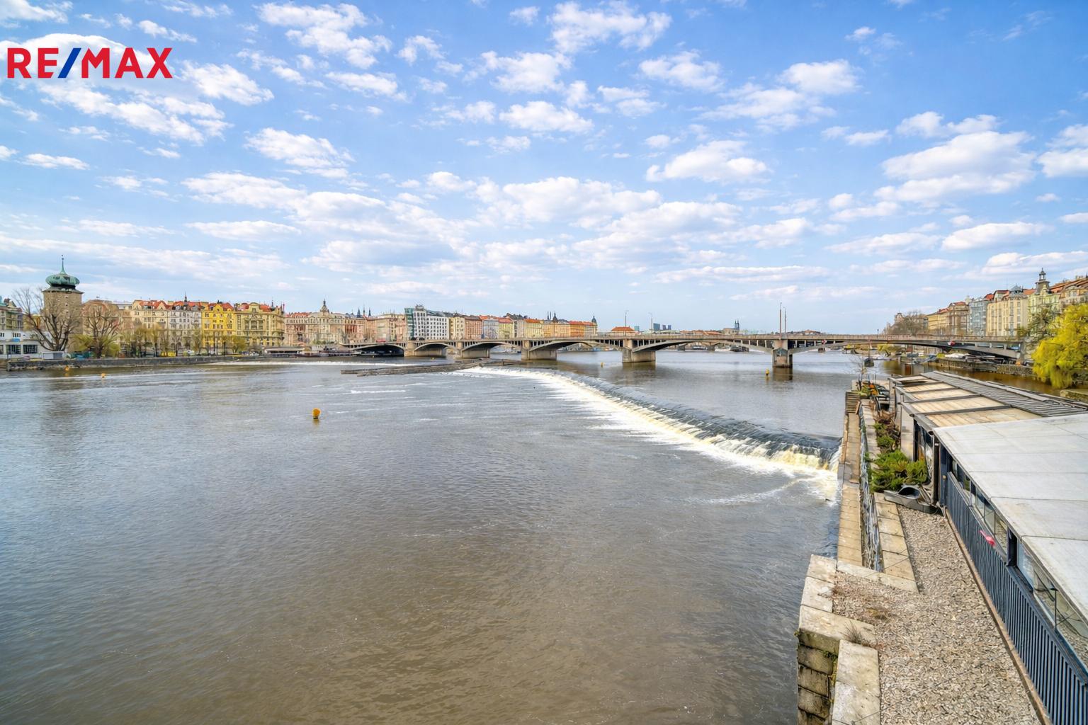 pohled z parku na Jiráskův most