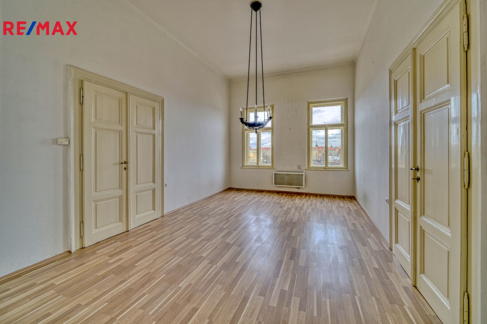 prostřední pokoj s výhledem na řeku