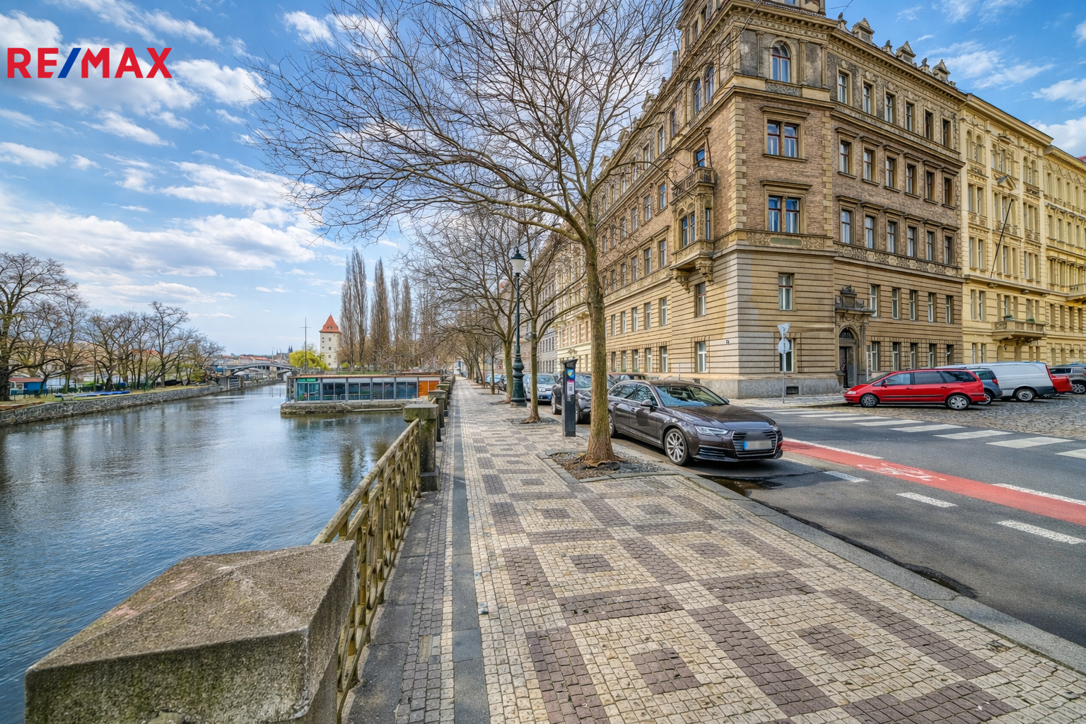 pohled na dům - starší fotografie z archivu