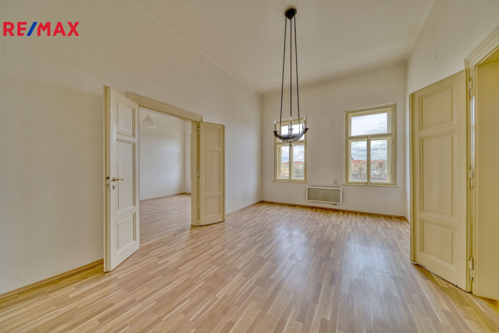 prostřední pokoj s výhledem na řeku