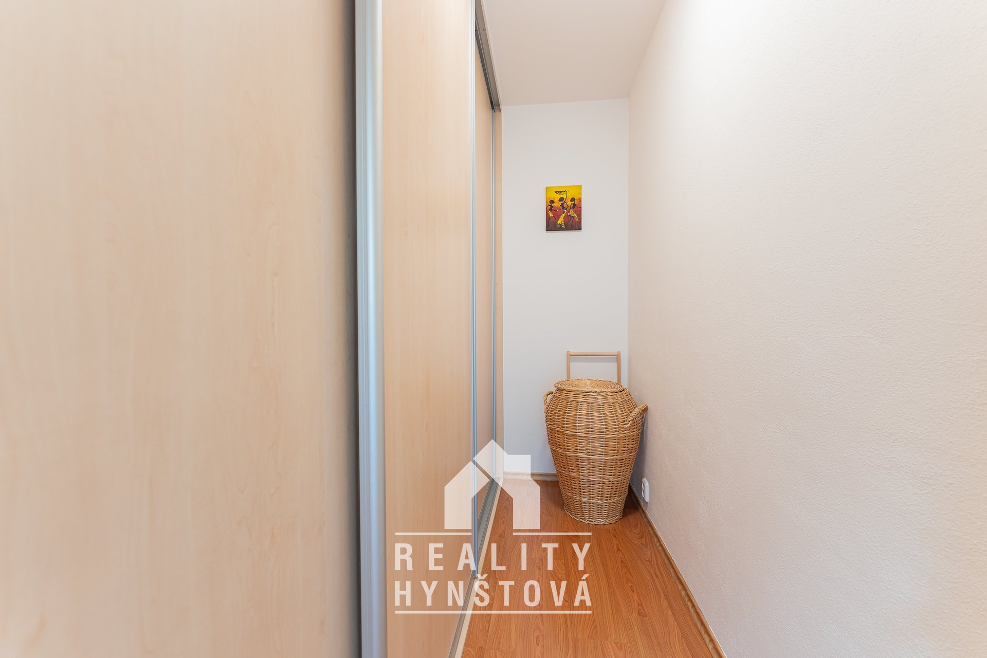 Šatna s vestavěnou skříní