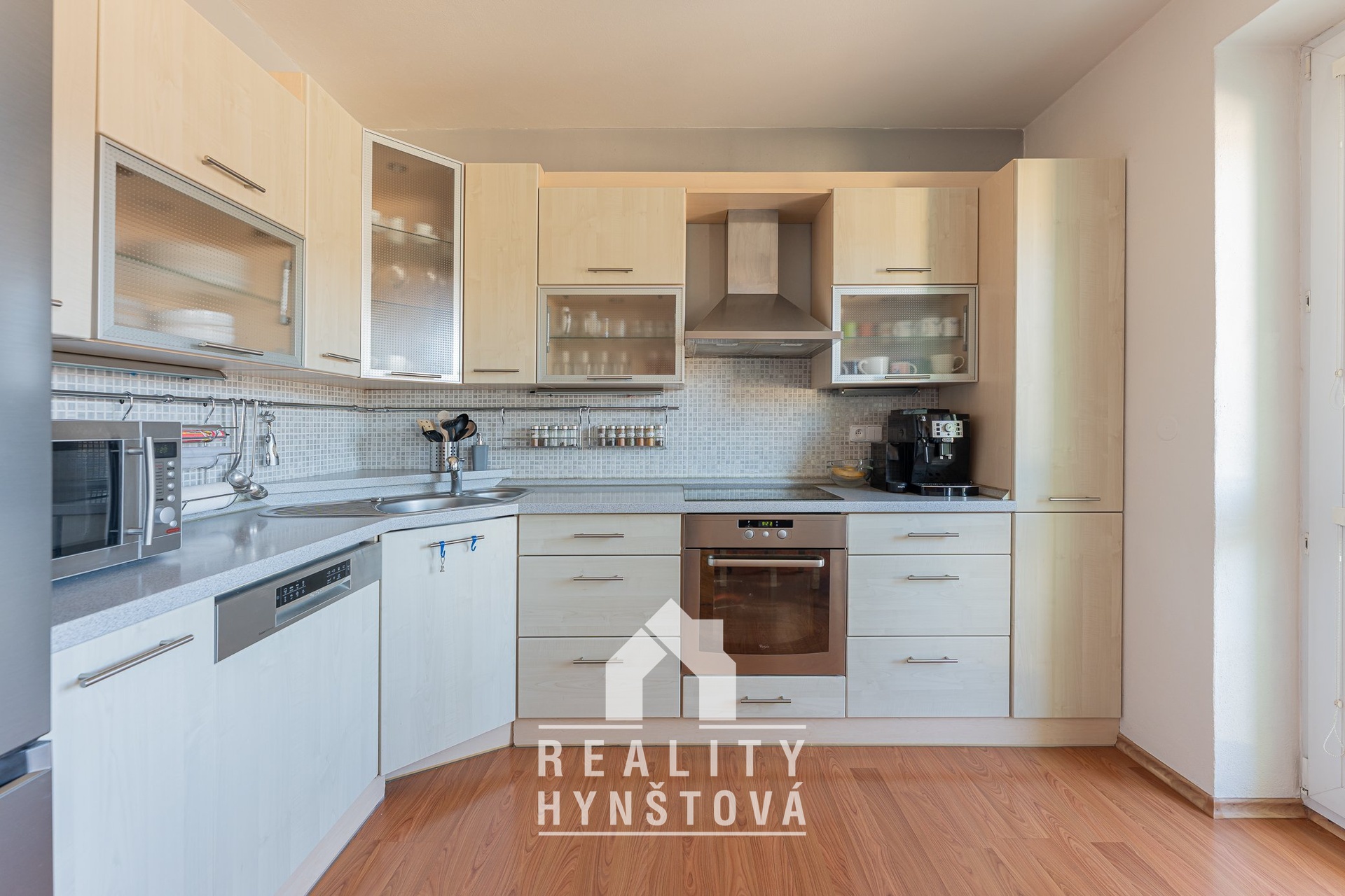 Kuchyň se vstupem na balkon