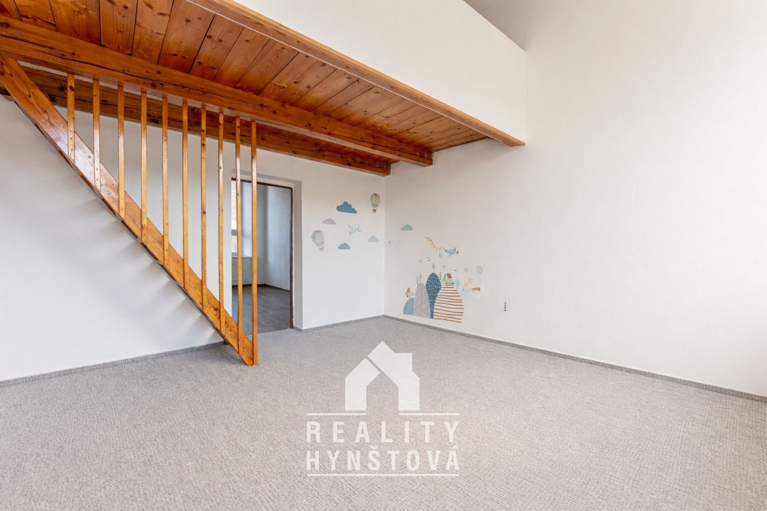 Pokoj s mezipatrem a vstupem do pokoje 2