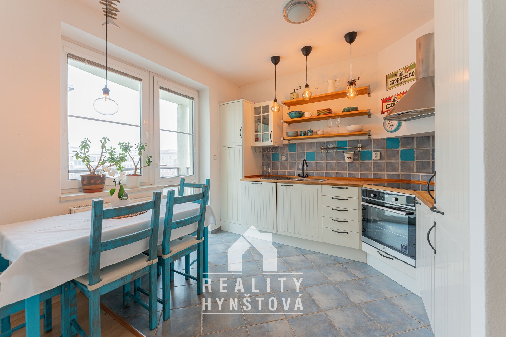 Pohled do kuchyně se vstupem na balkon
