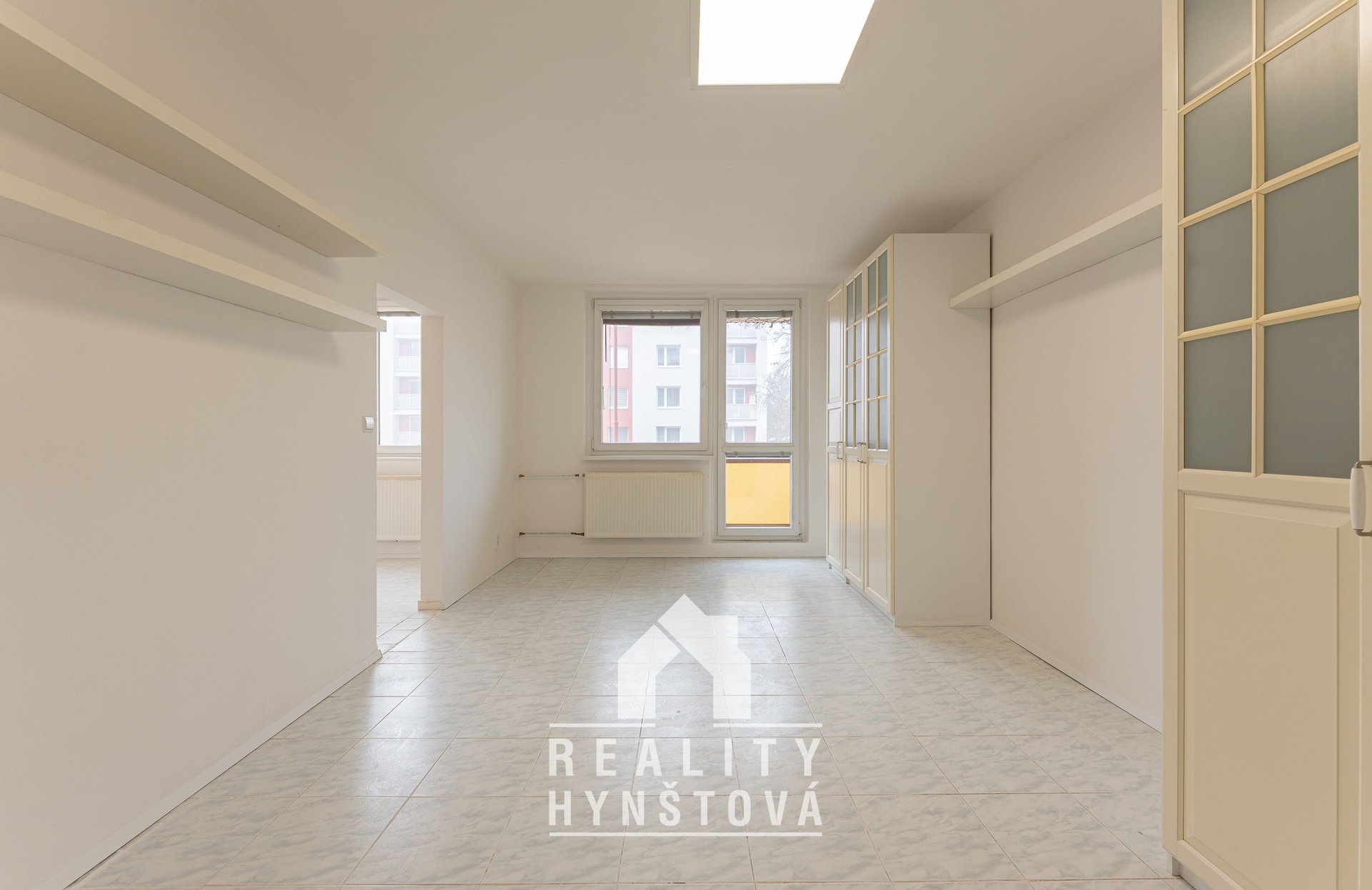 Obývací pokoj se vstupem na balkon