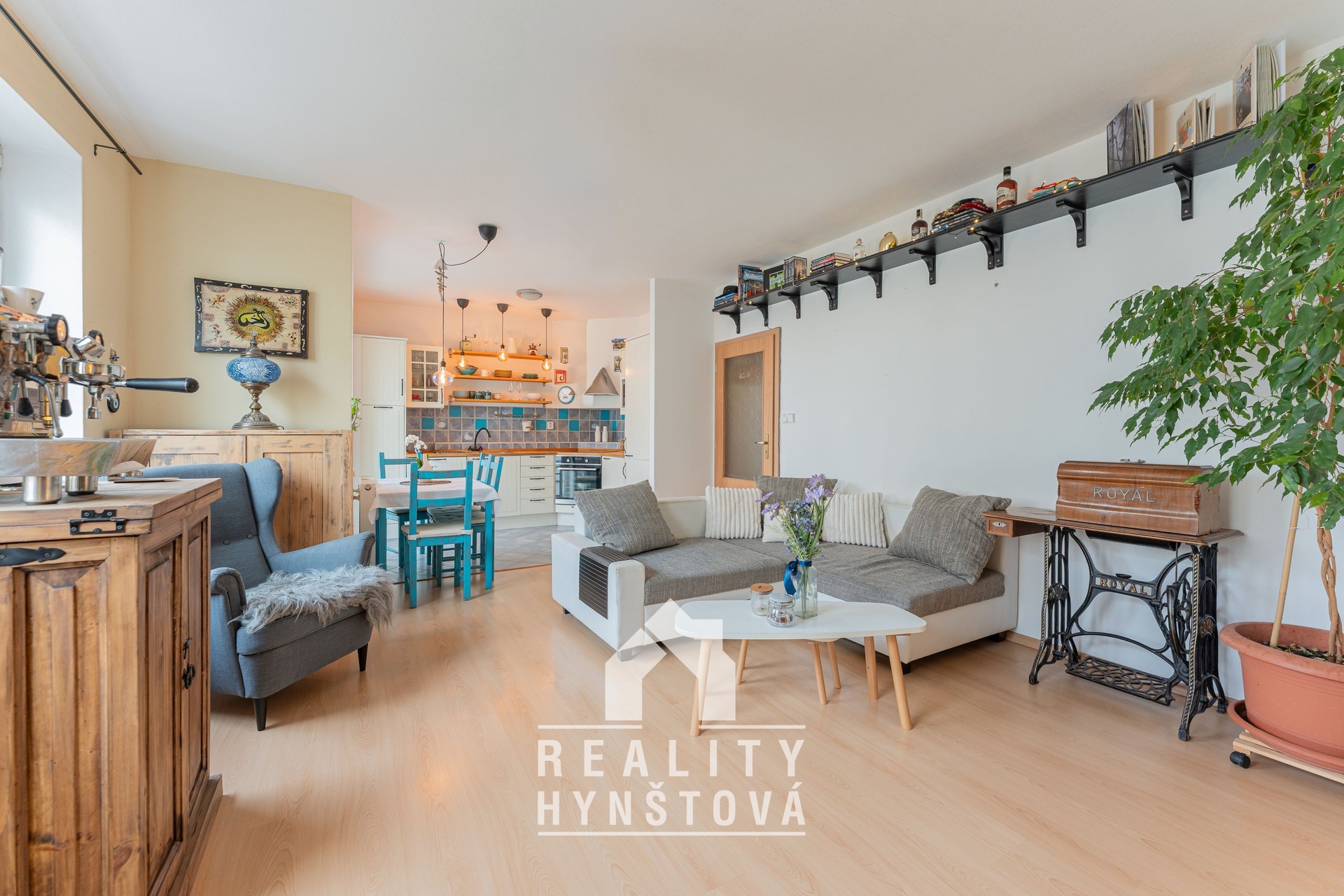 Prostorný obývací pokoj navazující na kuchyň