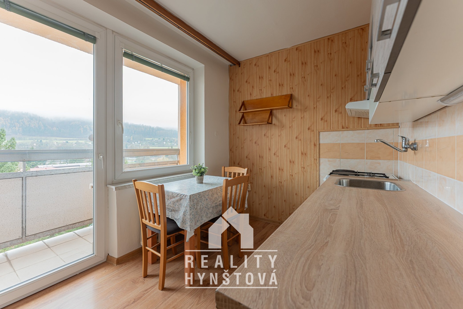 Kuchyň se vstupem na lodžii, krásný výhled