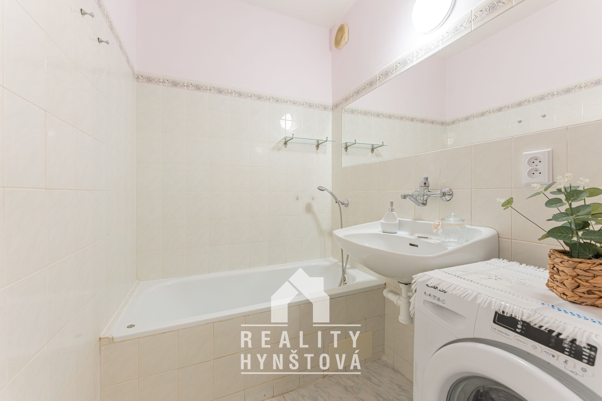Koupelna s vanou, pračkou