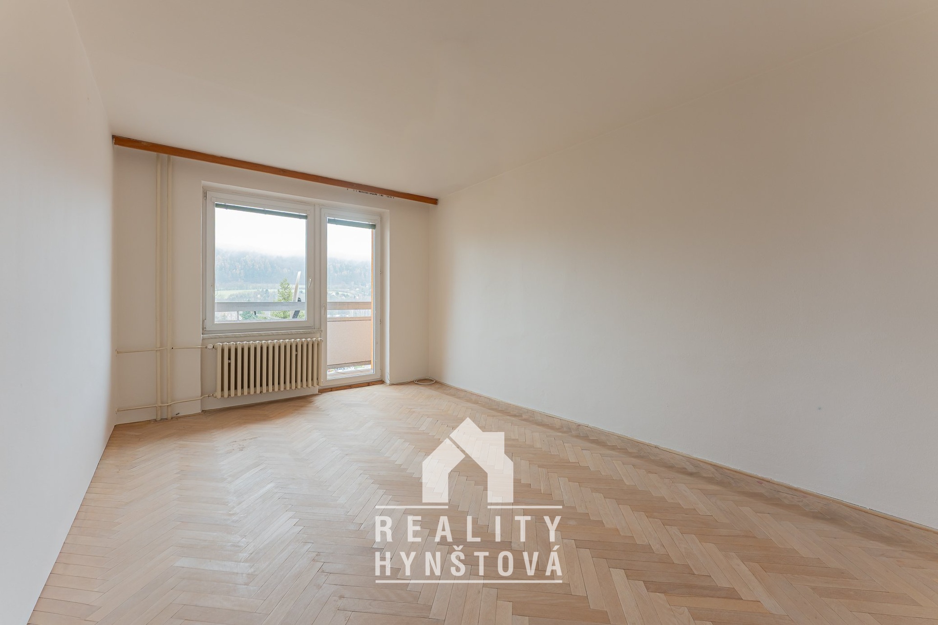 Obývací pokoj se vstupem na lodžii