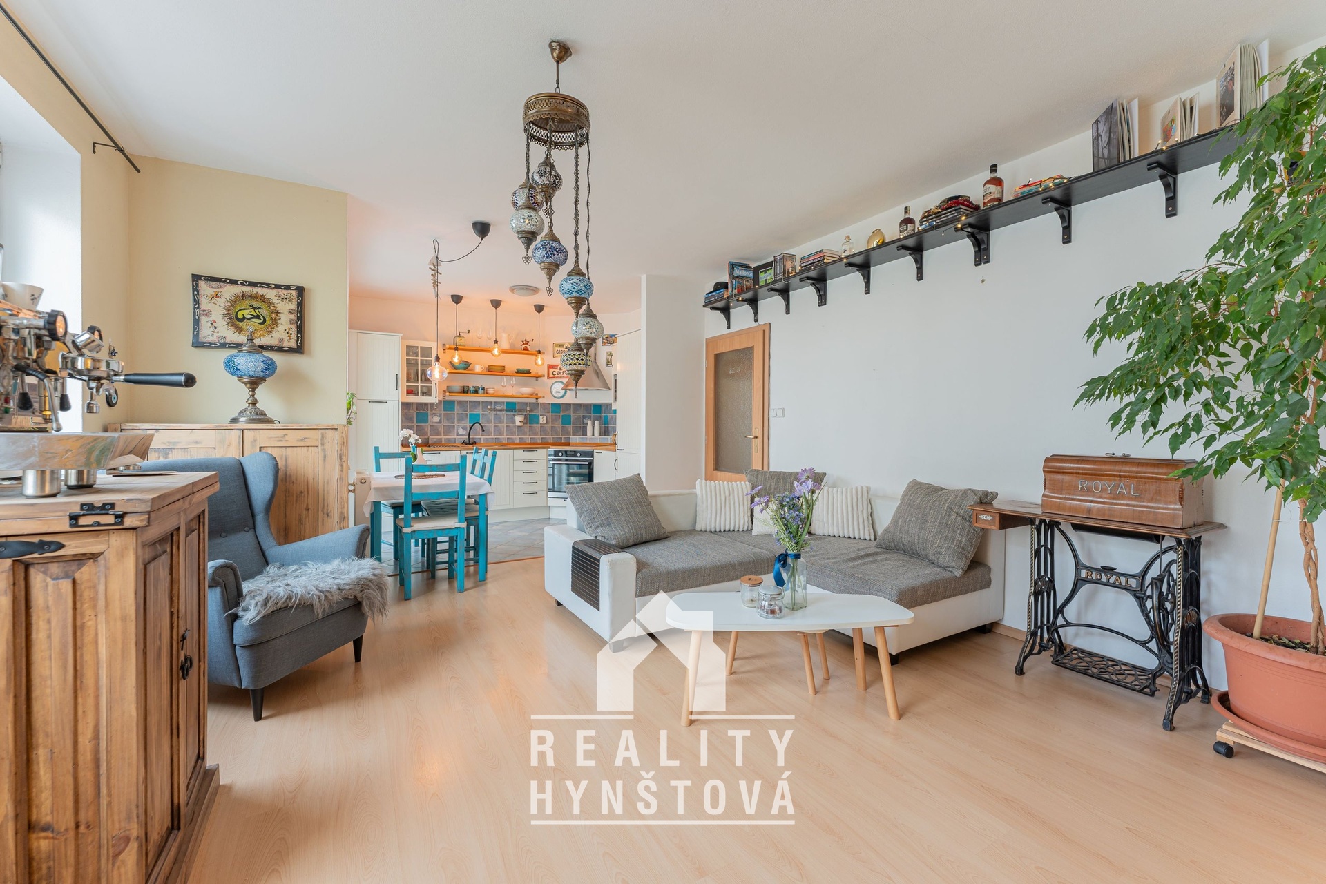 Prostorný obývací pokoj navazující na kuchyňskou č