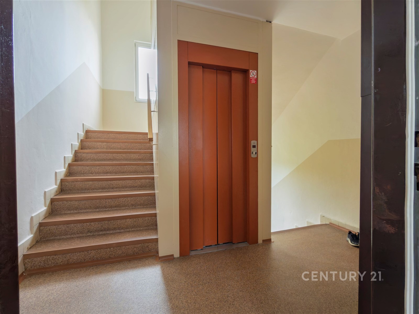 Chodba s výtahem, světlá výmalba, přístup na schod