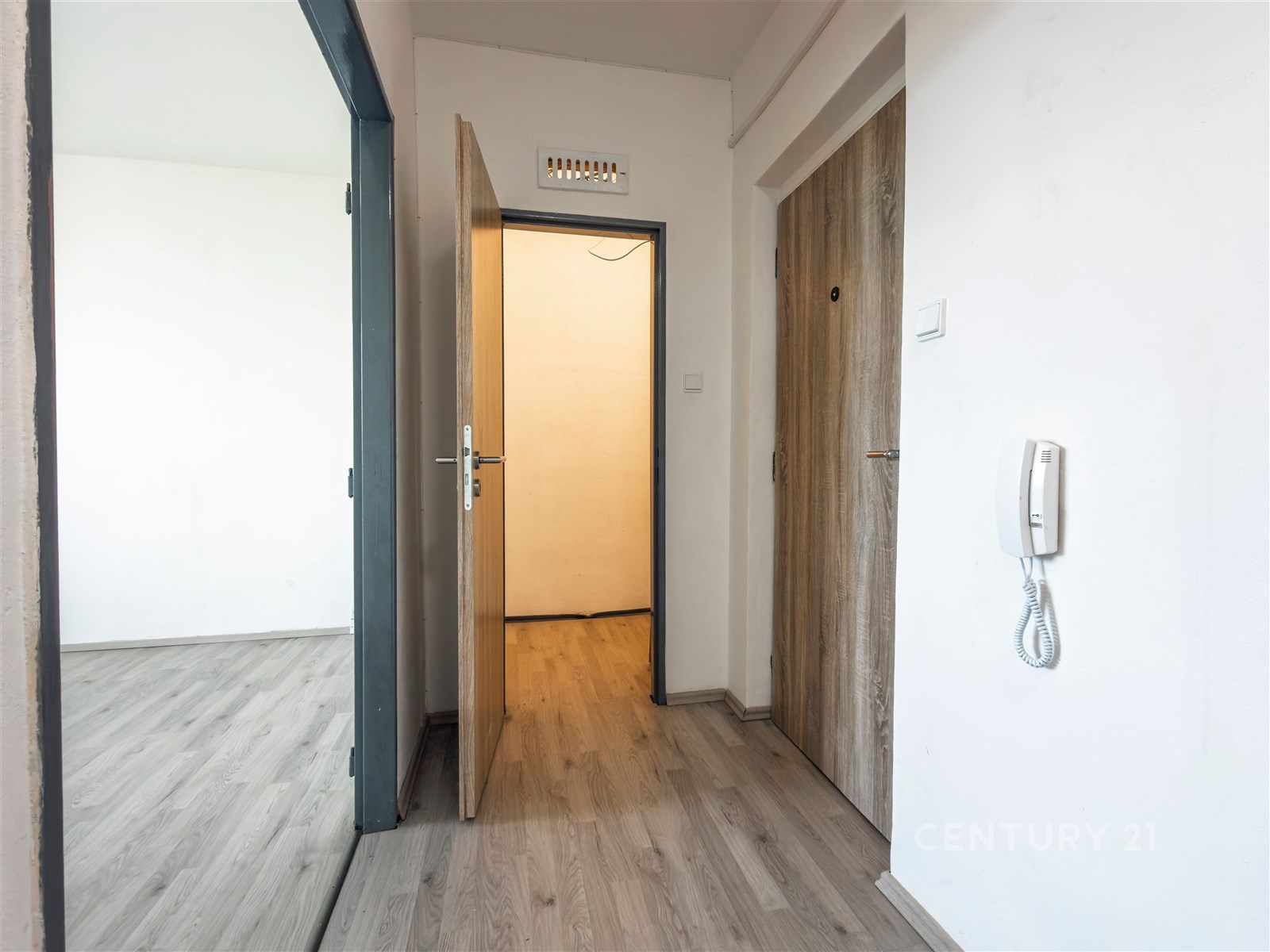 Vstupní chodba s moderní plovoucí podlahou, bílé s