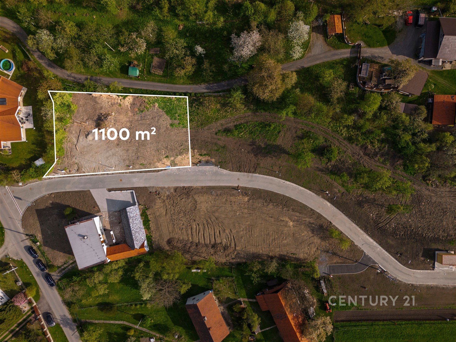 Stavební pozemek o rozloze 1100 m2 v zelené lokalitě, ideální pro výstavbu rodinného domu. Klidné prostředí s dobrou dostupností.
