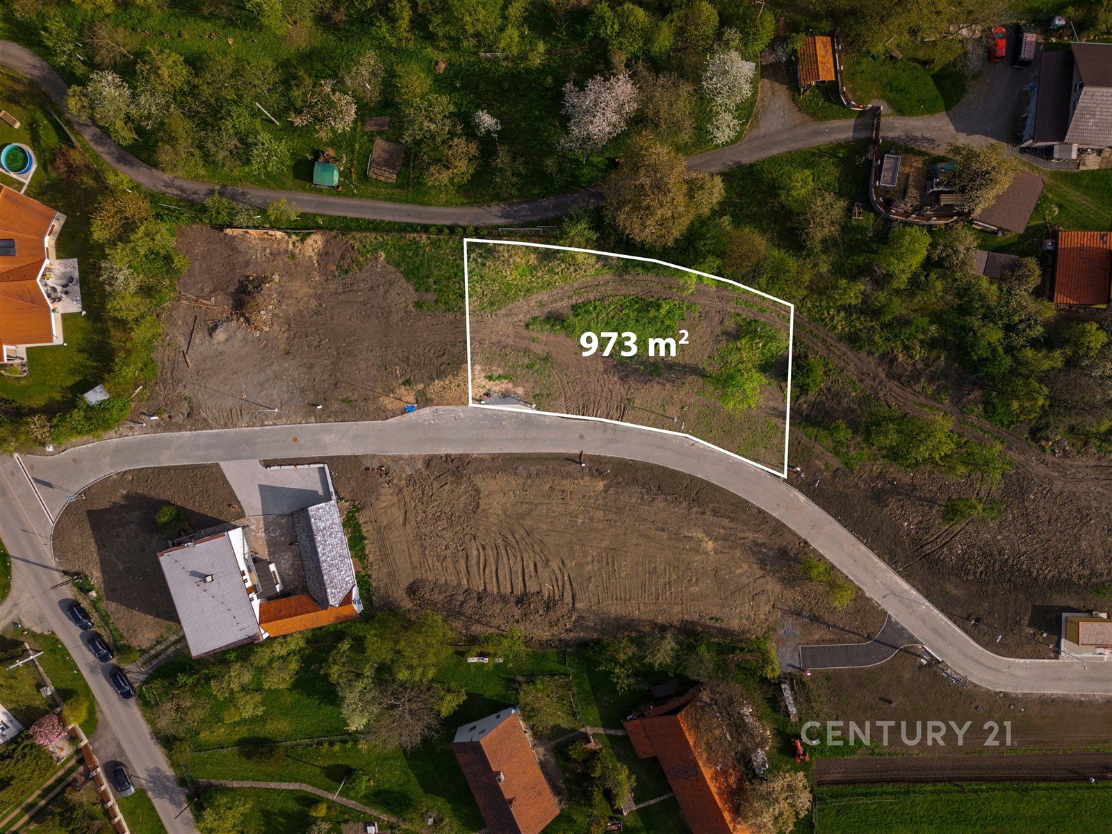 Prázdný stavební pozemek o rozloze 973 m2 obklopený zelení, ideální pro výstavbu rodinného domu. Klidná lokalita s dostupností do centra.