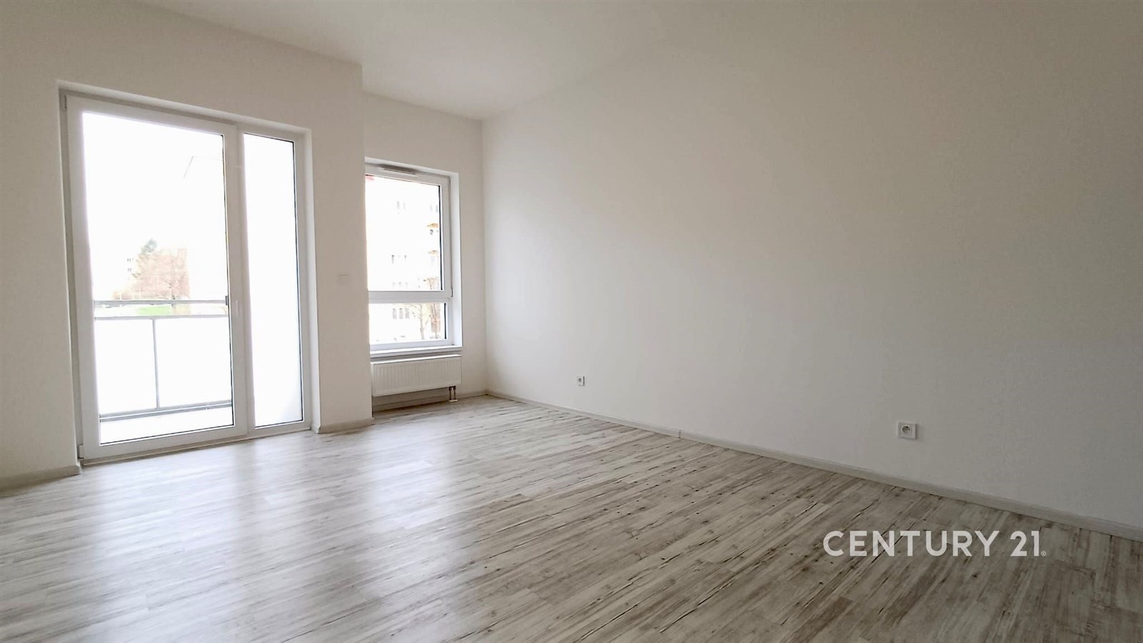 Světlý obývací pokoj s parketovou podlahou, velká 