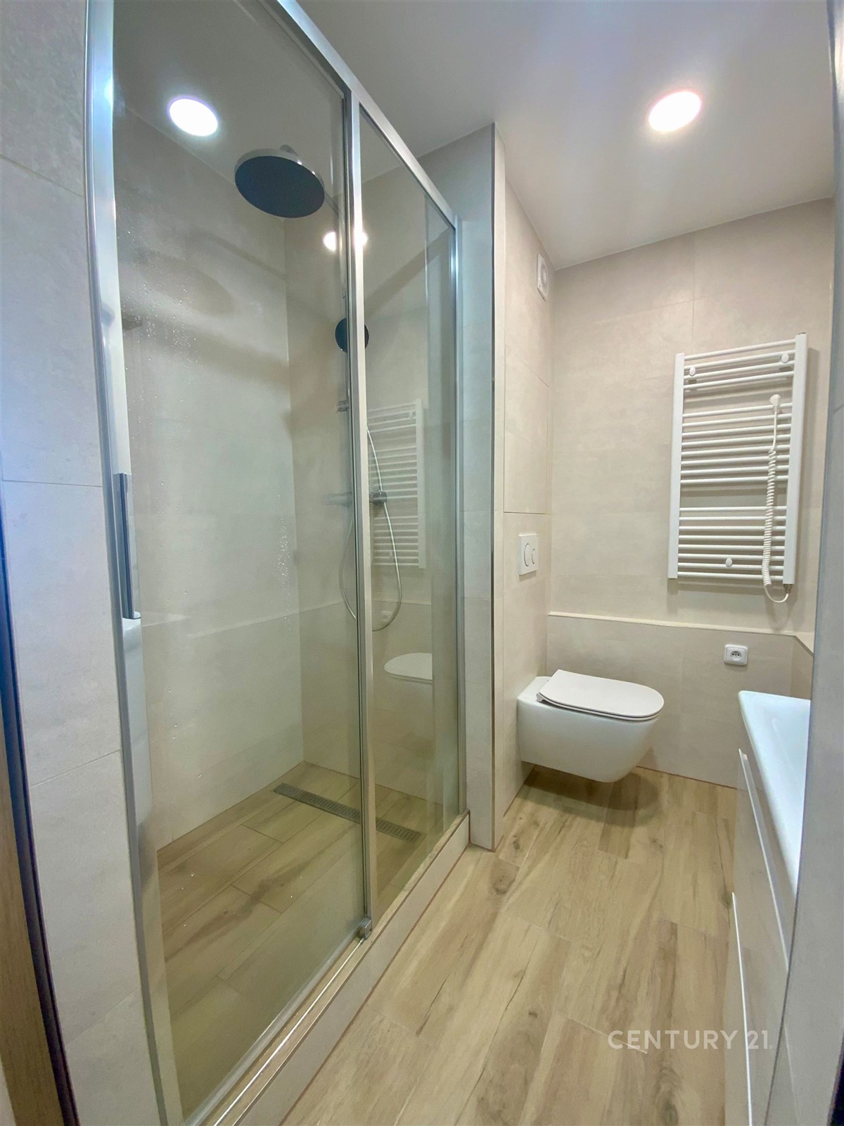 Moderní koupelna s dlažbou a sprchovým koutem, dře