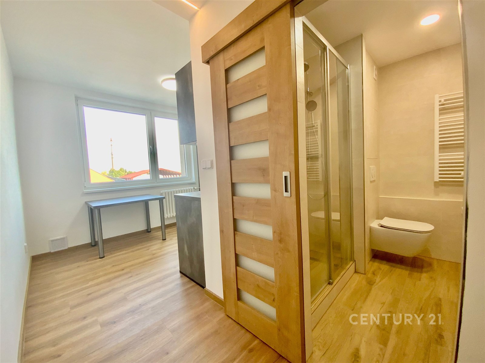 Rekonstruovaná koupelna s dřevěnými posuvnými dveř